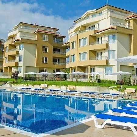 Аппартамент Pines Beach Resort ビャラ エクステリア 写真