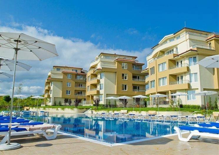 Аппартамент Pines Beach Resort ビャラ エクステリア 写真