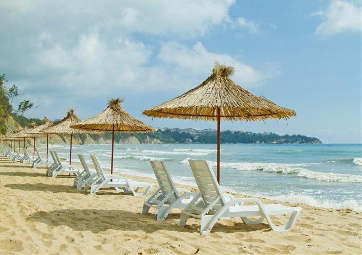 Аппартамент Pines Beach Resort ビャラ エクステリア 写真