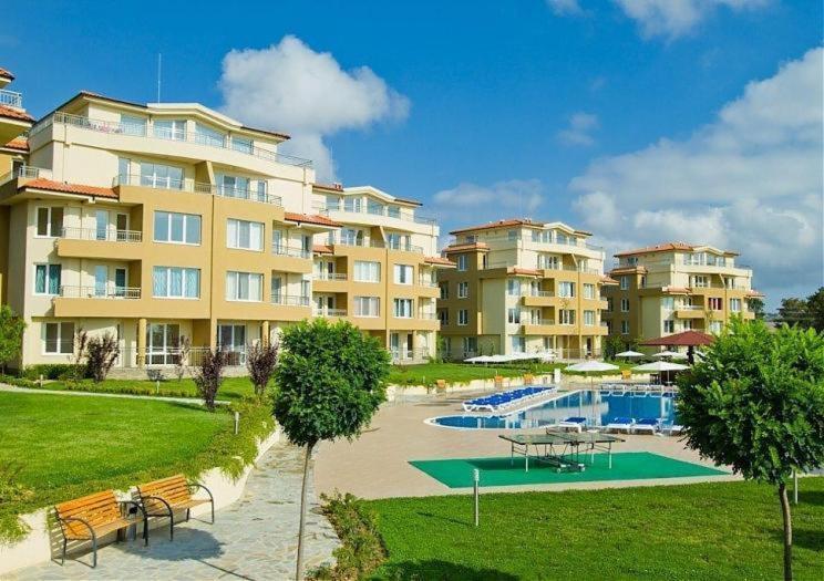Аппартамент Pines Beach Resort ビャラ エクステリア 写真